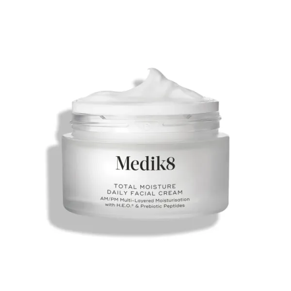 Ежедневное многослойное увлажнение с помощью H.E.O.® и пребиотических пептидов     Откройте для себя глубоко увлажненную и мгновенно напитанную кожу с помощью многофункционального ежедневного увлажняющего средства без отдушек. Специально разработанный для поддержки всех аспектов здоровья вашей кожи, ежедневный крем для лица Total Moisture обеспечивает 100 часов увлажнения*, а также клинически доказанное восстановление кожного барьера и поддержку микробиома. Легкая, но интенсивно увлажняющая формула обеспечи